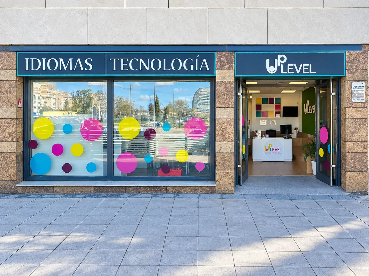 Fachada de Uplevel Academy en la calle Américo Castro de Sanchinarro