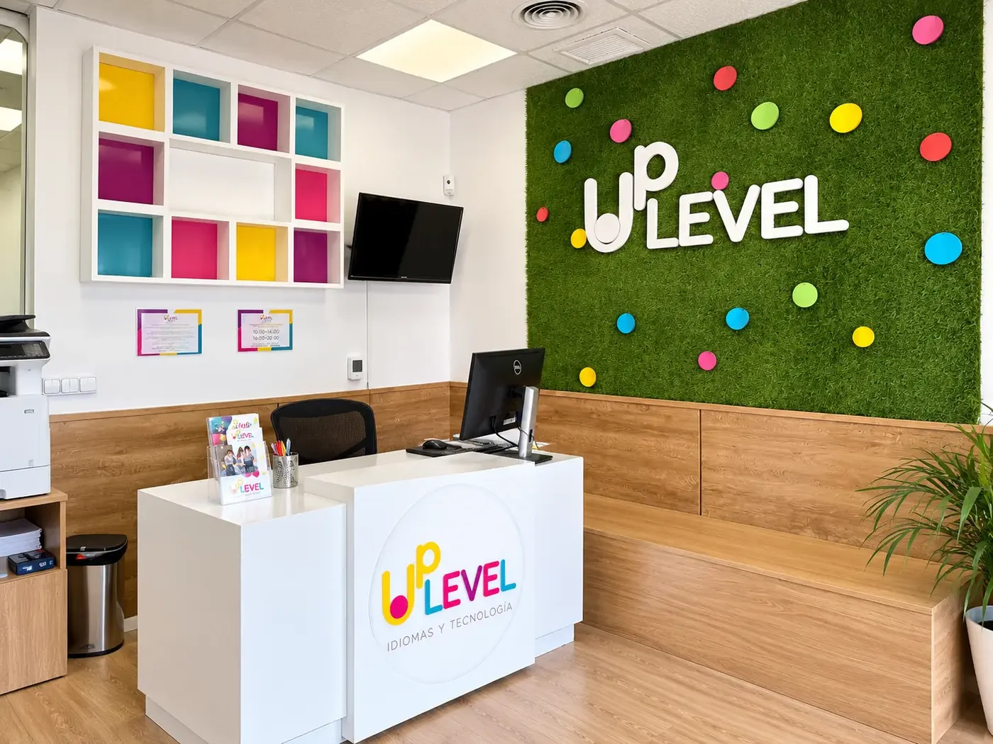 Recepción de Uplevel Academy con el logo en la pared