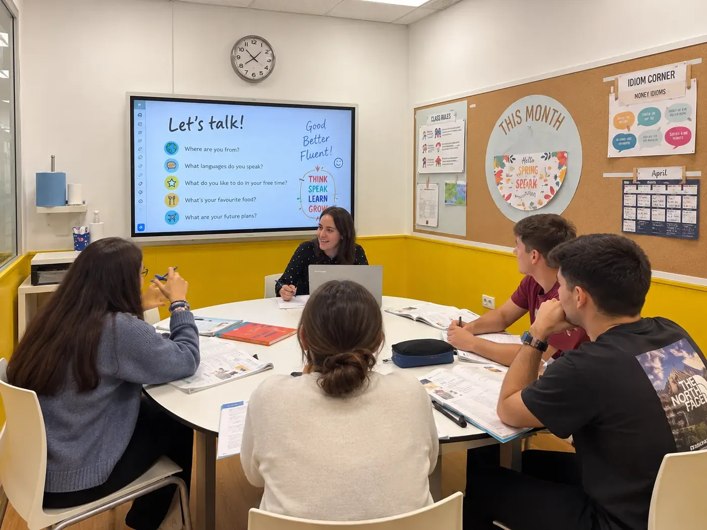 Clase de conversación en inglés para adultos en Uplevel Academy